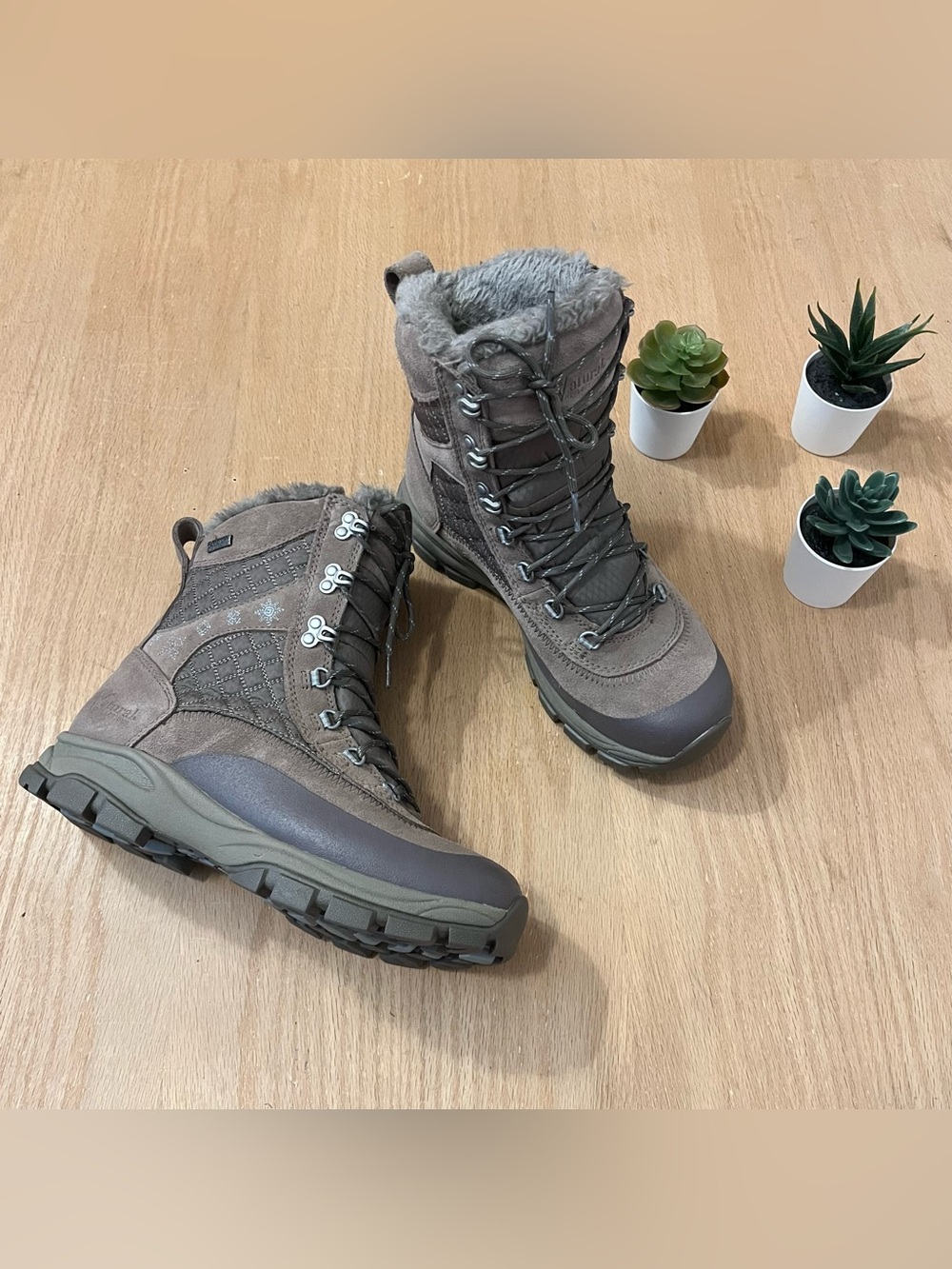 Natural Reflections (Cabelas) Women’s Leather Waterproof Winter Hiking Boots